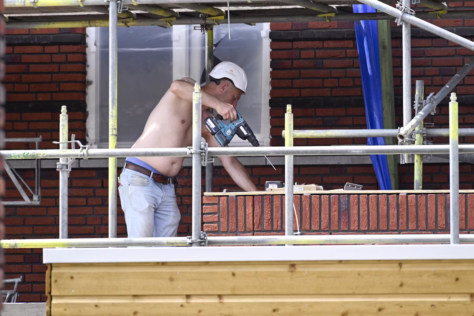Lansingerland, 22 juni 2026: Bouwvakkers bouwen tijdens de hittegolf woningen in een nieuwbouwwijk in Lansingerland. Copyright: ANP/Peter Hilz